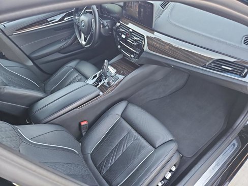 Used 2022 BMW 530i xDrive w/ Executive Package image 17