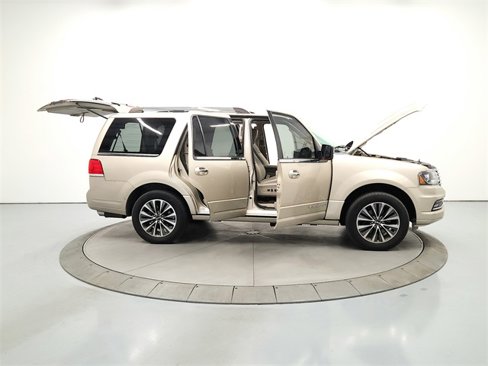 Used 2017 Lincoln Navigator Select image 16