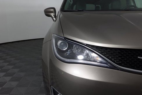 Used 2018 Chrysler Pacifica Touring Plus image 12