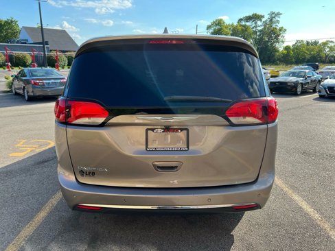 Used 2017 Chrysler Pacifica Touring-L image 6