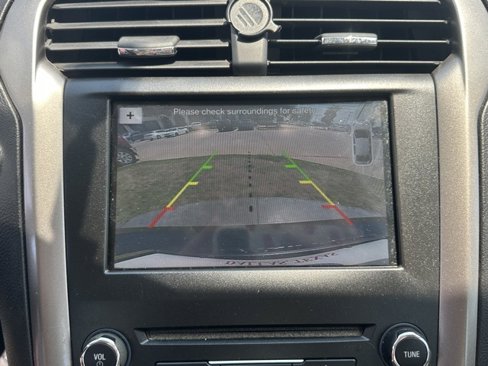 Used 2017 Ford Fusion SE w/ Fusion SE Technology Package image 16