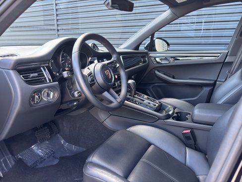 Certified 2025 Porsche Macan image 9