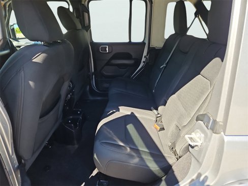 Used 2020 Jeep Wrangler Unlimited Sahara image 32