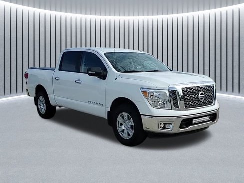 Used 2018 Nissan Titan SV image 3