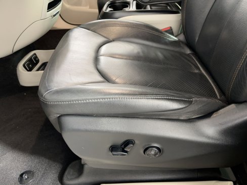 Used 2020 Chrysler Pacifica Touring-L w/ Advanced Safetytec Group image 11