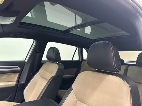 Used 2023 Volkswagen Atlas Cross Sport SE w/ Panoramic Sunroof Package image 16