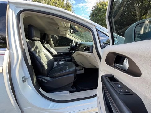 Used 2018 Chrysler Pacifica Touring-L image 13