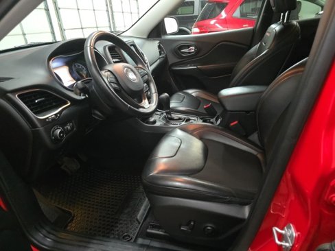 Used 2019 Jeep Cherokee Trailhawk w/ Cold Weather Group image 17