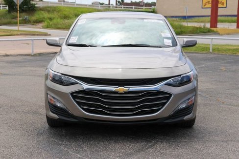 Used 2025 Chevrolet Malibu LT image 2