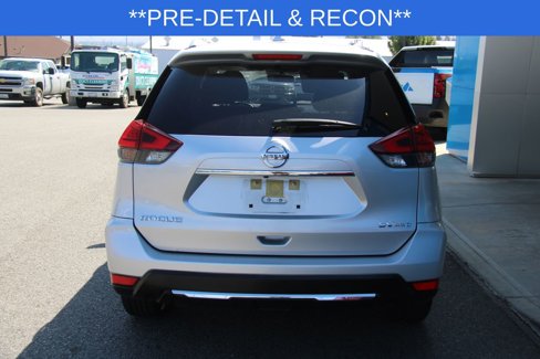 Used 2017 Nissan Rogue SV image 4