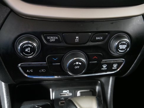 Used 2016 Jeep Cherokee Latitude w/ Cold Weather Group image 23