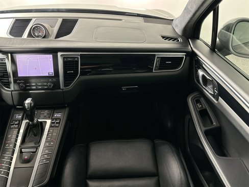 Certified 2018 Porsche Macan Turbo image 31
