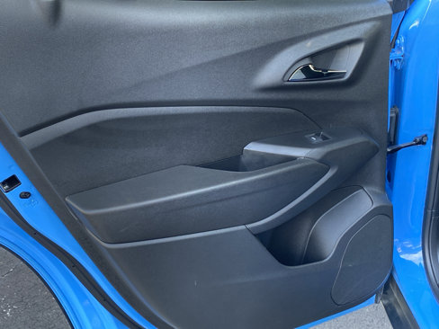 Used 2024 Chevrolet Trax RS w/ Sunroof Package image 23