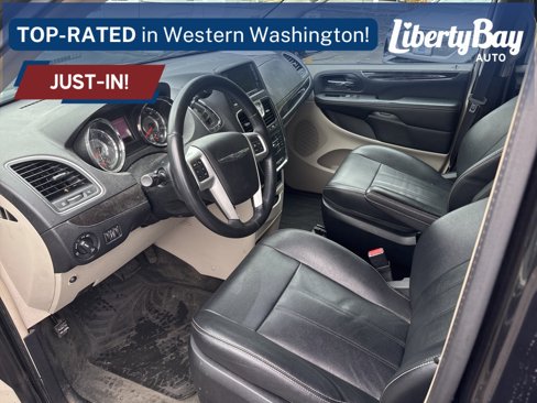 Used 2016 Chrysler Town & Country Touring image 5