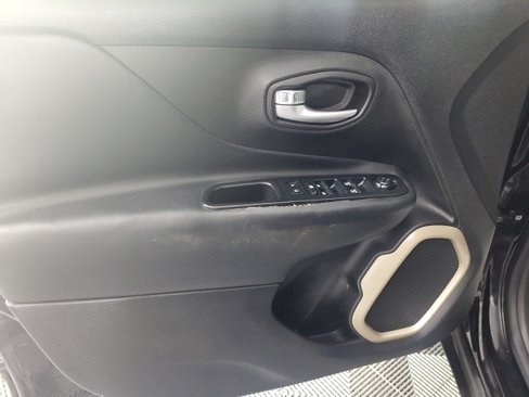 Used 2015 Jeep Renegade Limited image 18