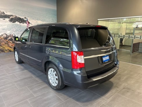 Used 2014 Chrysler Town & Country Touring image 32