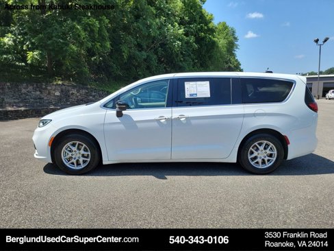 Used 2024 Chrysler Pacifica Touring-L image 14