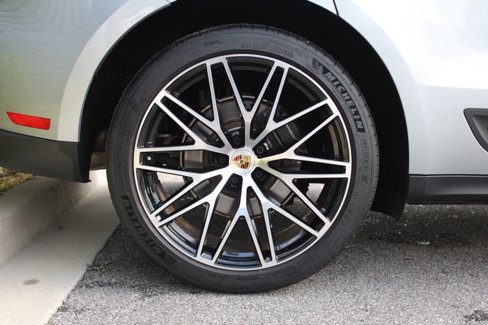 Certified 2024 Porsche Macan image 15