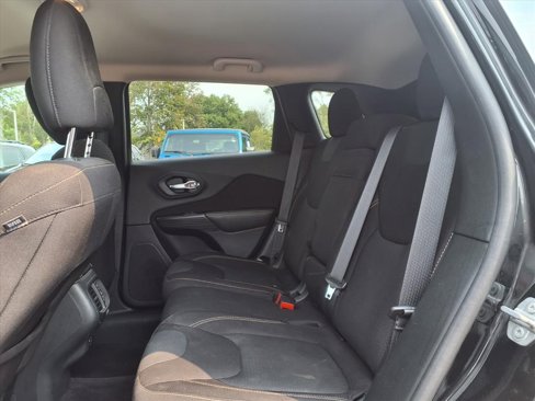 Used 2016 Jeep Cherokee Latitude w/ Cold Weather Group image 10
