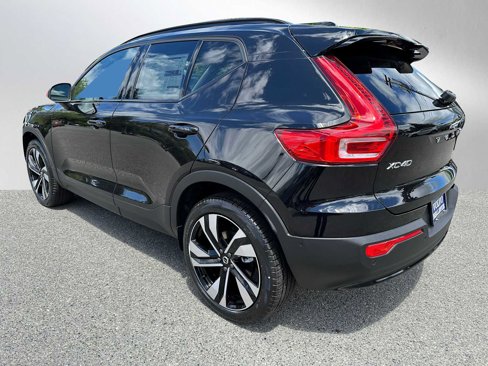 Used 2024 Volvo XC40 B5 Plus w/ Climate Package image 5