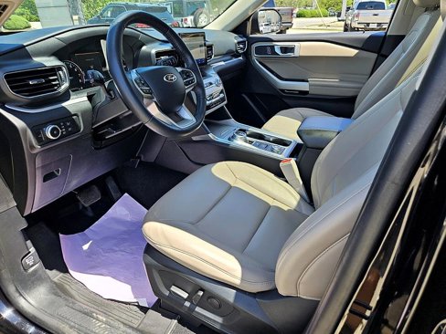 Used 2022 Ford Explorer XLT w/ Equipment Group 202A image 7
