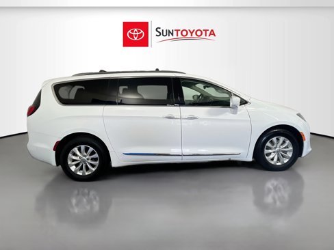 Used 2018 Chrysler Pacifica Touring-L w/ Advanced Safetytec Group image 2