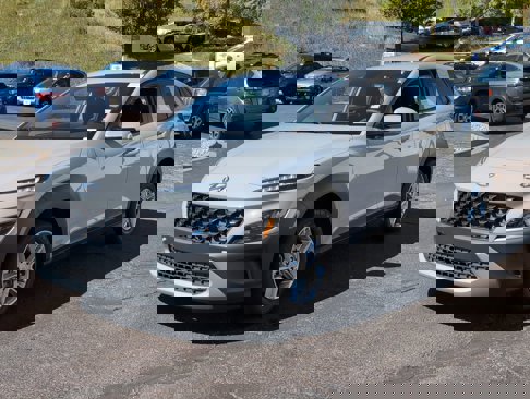 Used 2023 Hyundai Kona SE image 3