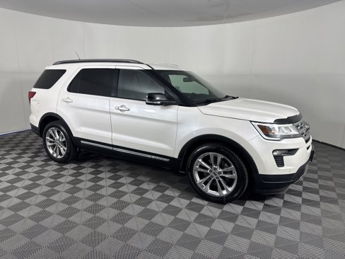 Used 2018 Ford Explorer XLT w/ Equipment Group 202A image 2