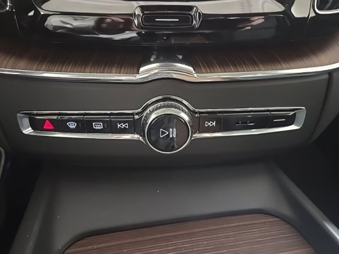 Used 2021 Volvo XC60 T5 Momentum w/ Climate Package image 17