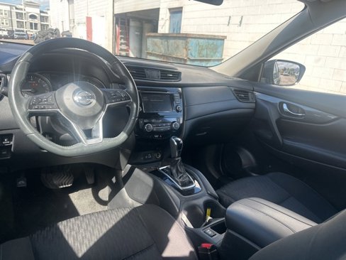 Used 2018 Nissan Rogue SV w/ Premium Package image 17
