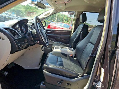 Used 2016 Chrysler Town & Country Touring image 17
