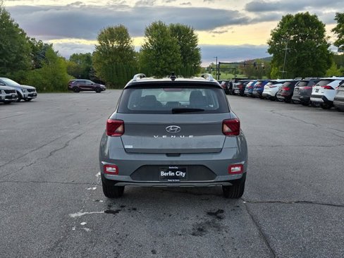 Used 2022 Hyundai Venue Limited image 7