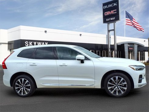 Used 2023 Volvo XC60 B5 Plus image 4