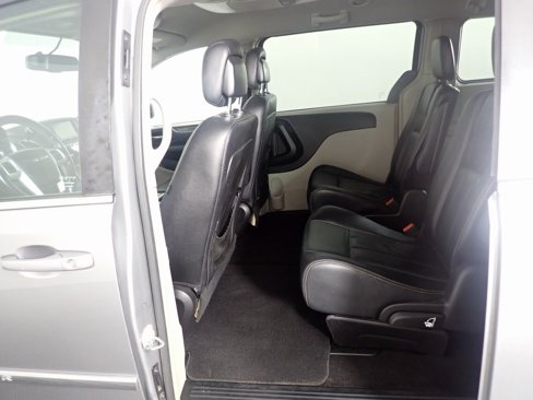 Used 2016 Chrysler Town & Country Touring image 29