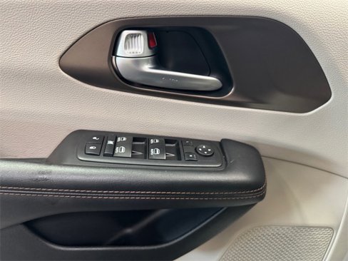 Used 2017 Chrysler Pacifica Touring-L Plus image 8