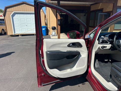 Used 2020 Chrysler Pacifica Touring-L image 9