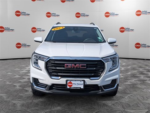 Used 2023 GMC Terrain SLE w/ Driver Convenience Package image 2