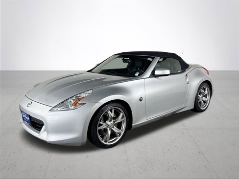 Used 2011 Nissan 370Z Touring w/ Sport Pkg image 2