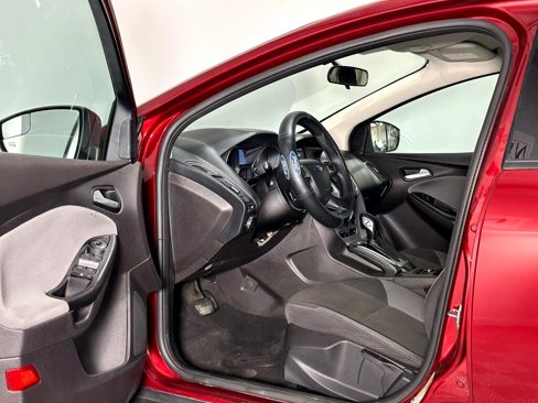 Used 2014 Ford Focus SE w/ SE Winter Package image 10