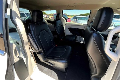 Used 2020 Chrysler Pacifica Touring-L image 18