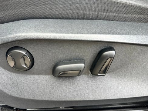 Used 2024 Volkswagen Tiguan SE image 17