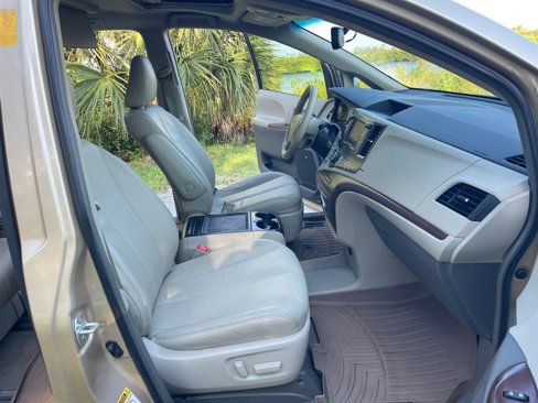 Used 2014 Toyota Sienna XLE image 21