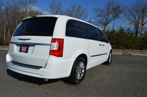 Used 2016 Chrysler Town & Country Touring-L image 59