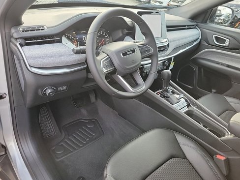 New 2025 Jeep Compass Latitude image 2