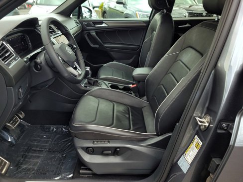 Certified 2022 Volkswagen Tiguan SEL R-Line image 17