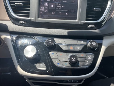 Used 2022 Chrysler Voyager LX image 18
