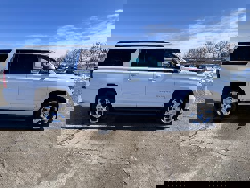 Used 2016 Chevrolet Suburban LT image 3
