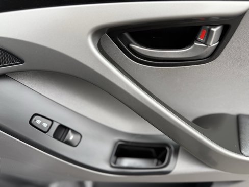 Used 2014 Hyundai Elantra SE image 18