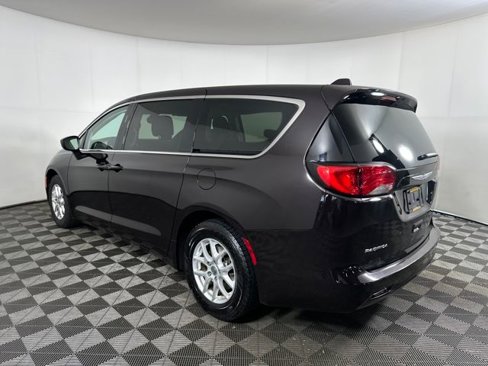 Used 2017 Chrysler Pacifica Touring image 5