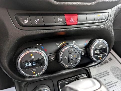 Used 2017 Jeep Renegade Limited w/ Advanced Technology Group image 26